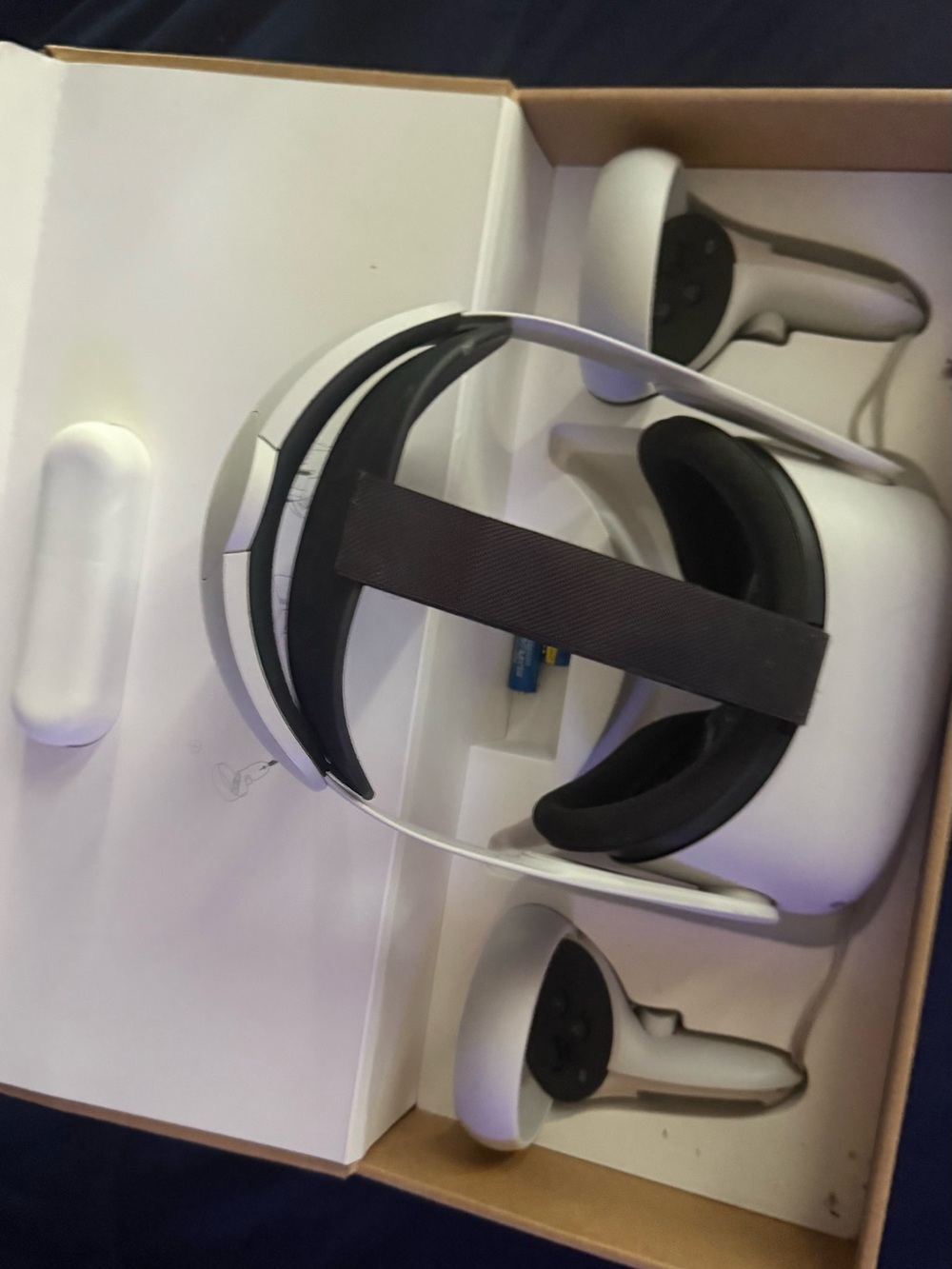 Oculus Standalone VR Headset with Dual Motion Controllers - White & Black